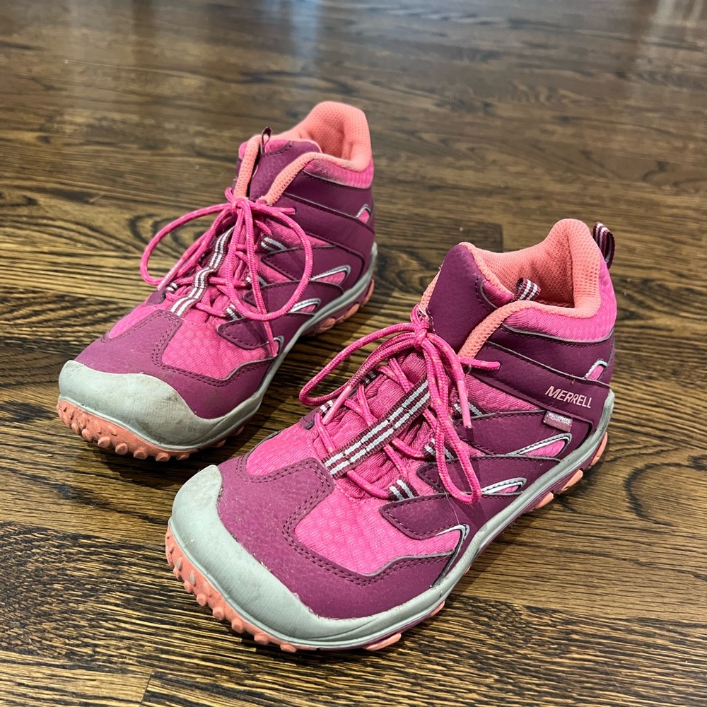 Girls Merrell hiking boots Size 3M (UK 2/EUR 34). In great condition.